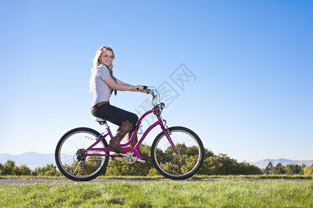 骑自行车的美丽年轻女子图片
