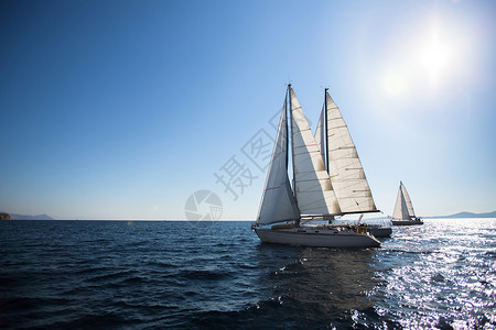 海上的豪华游艇帆船赛巡航游艇图片