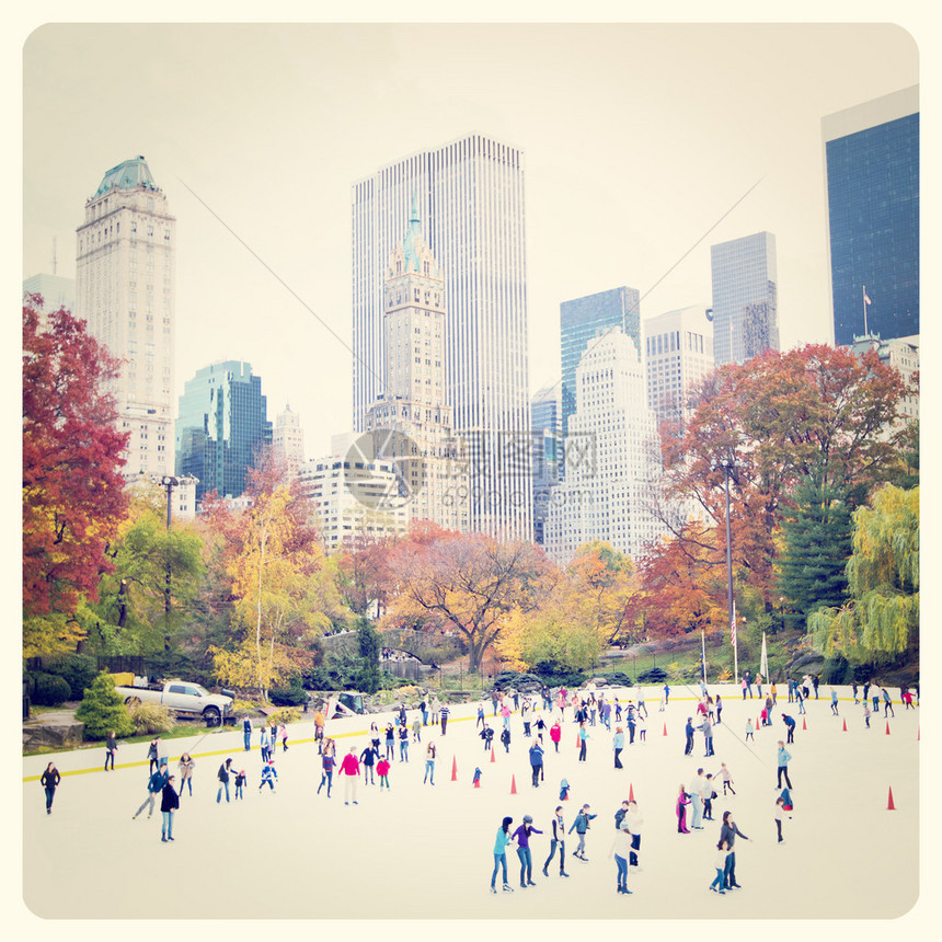 纽约中央公园的冰滑溜冰者们玩得开心秋季与Instagra图片