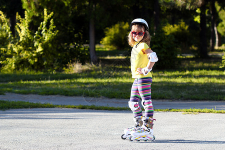 带着溜冰鞋和防护装备的小女孩图片