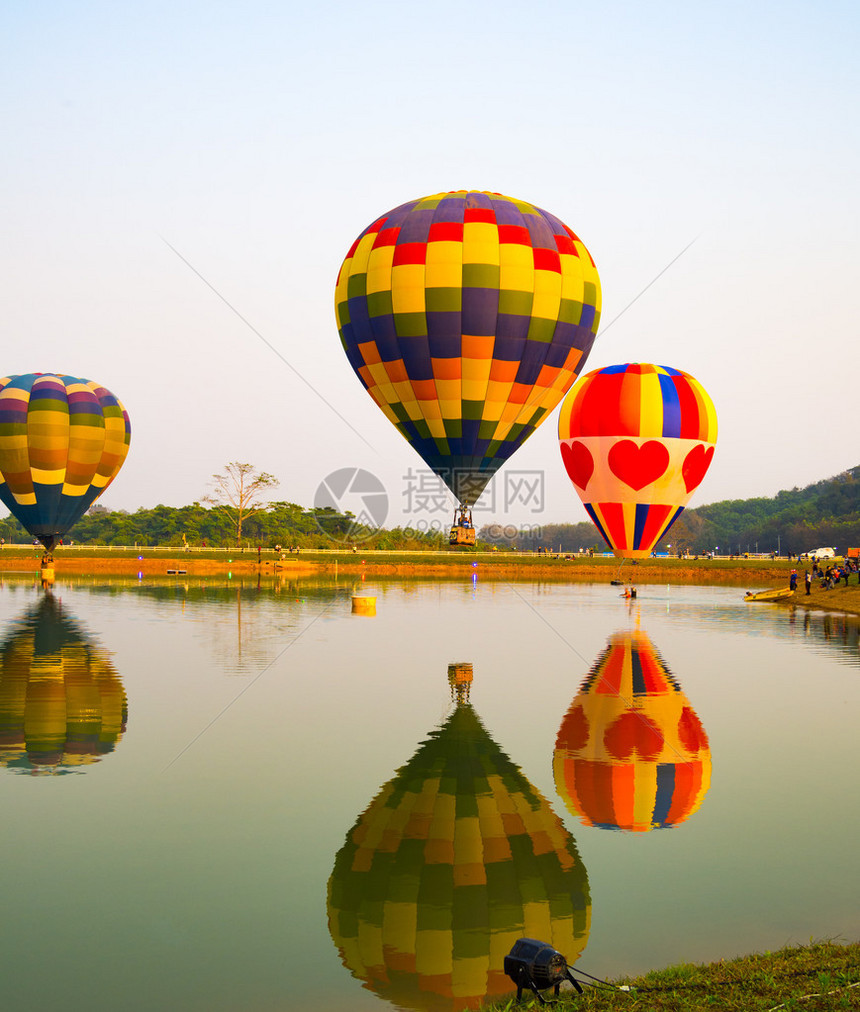 日落天空背景的旅途开始时充满多图片