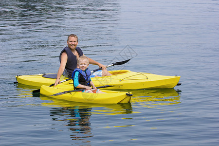 一家人在美丽的湖上划独木舟图片