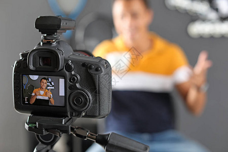 体育博客在室内录制视频有选择地关注摄图片