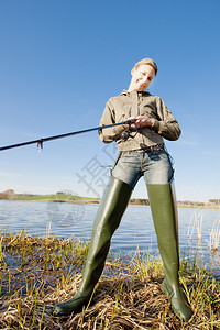 在池塘钓鱼的女人图片