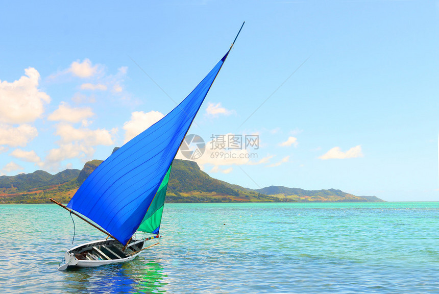 马哈博尔格湾的帆船与莫尔纳布拉班特背景图片