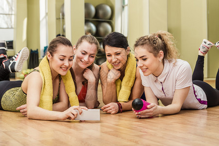 在课间休息的健身班中快乐女孩群体图片