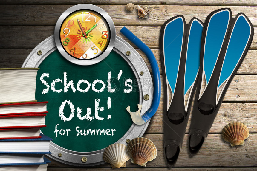 带文字的黑板洞学校暑假外出彩色时钟贝壳脚踏鞋浮潜和一堆书用沙图片