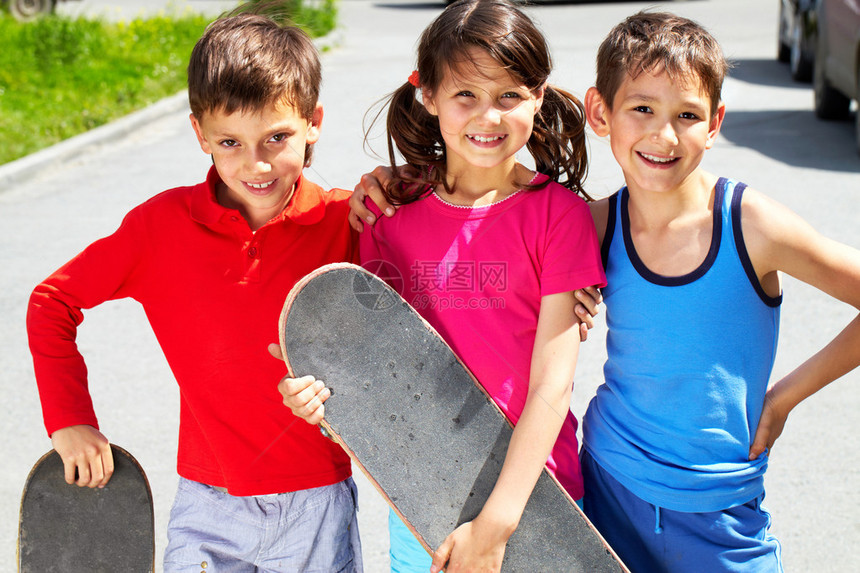 有三个儿童带着滑板着儿童的肖像图片