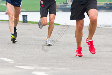 马拉松赛开始时跑步者图片