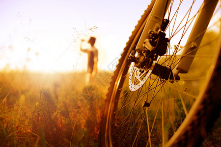 骑自行车的人放松图片