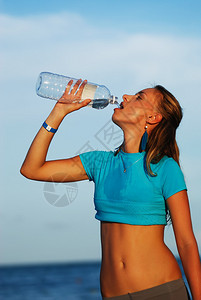 女人慢跑后喝水图片