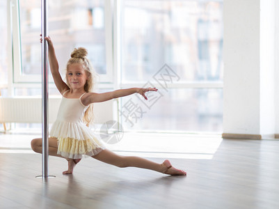 美丽的小女孩跳舞在单流图片