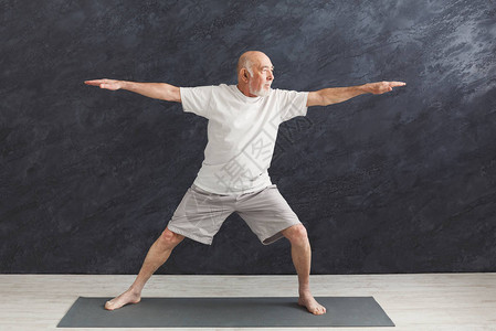运动型老人在室内练习瑜伽图片