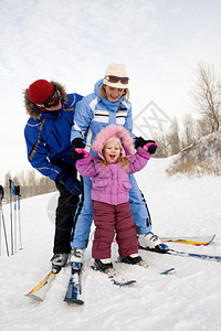 照片来自高加索家庭冬季喜欢在山图片