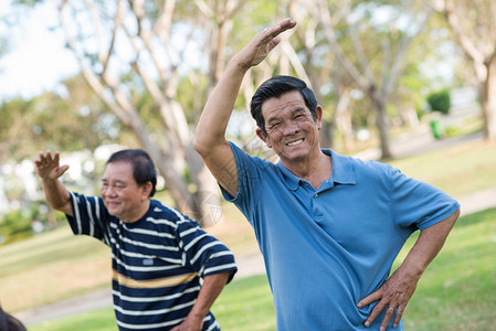 微笑的老年男子在户外锻炼运动图片