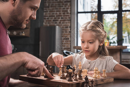 父亲告诉女儿下棋的地方图片