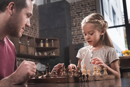 父亲和女儿在家下棋图片