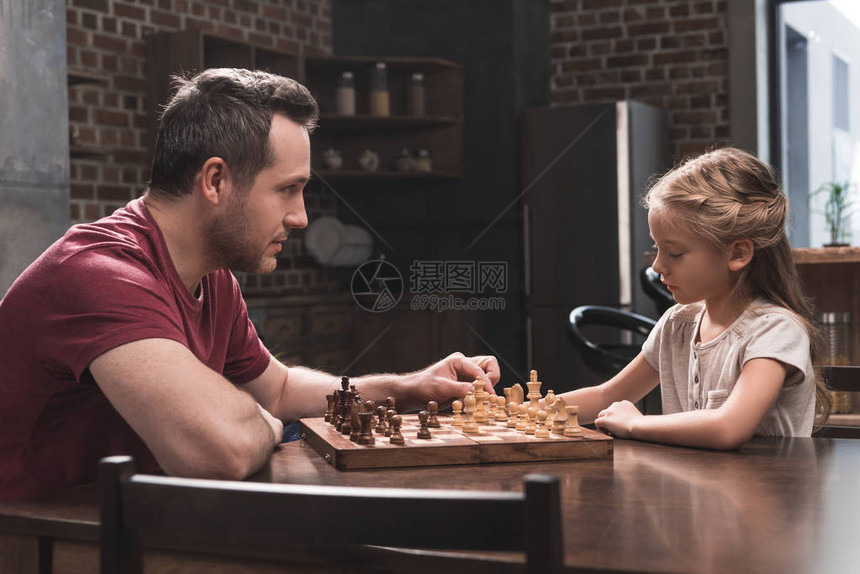 爸在家教女儿下棋图片
