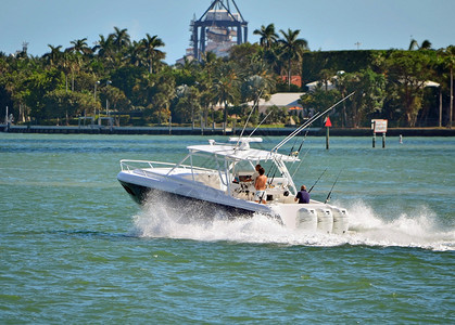 由三辆外机引擎驱动的体育渔船超速穿越米阿附近的Florid图片