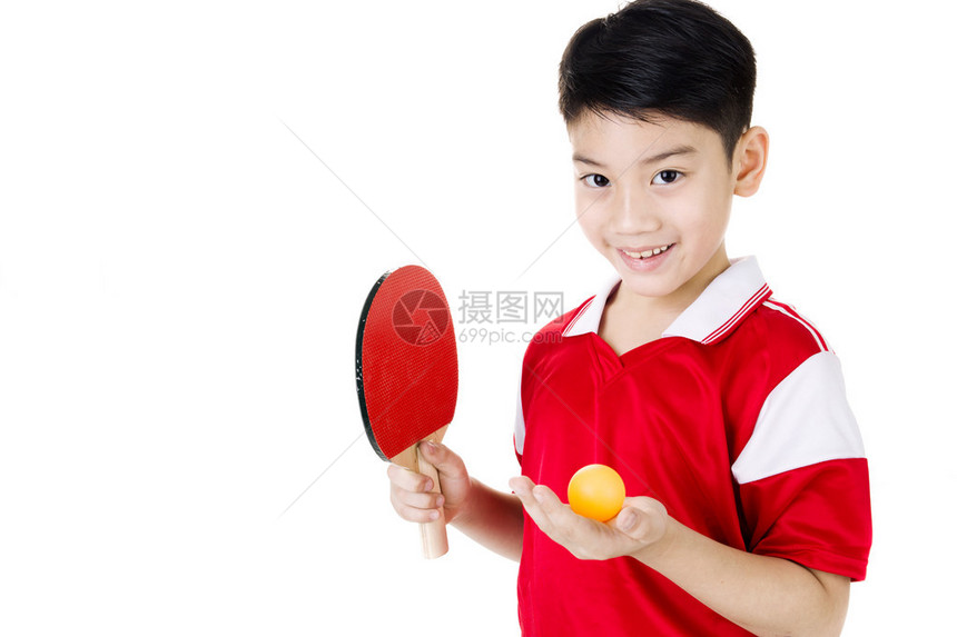 白背景孤立的欢乐亚洲男孩玩图片