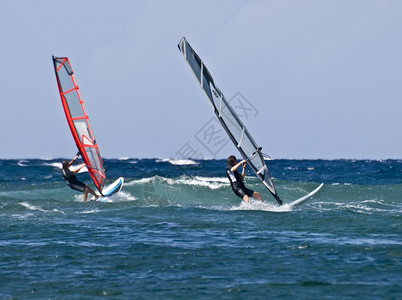 两名风帆冲浪者在地中海赛跑图片