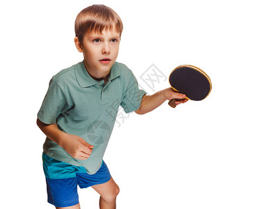 金发男子打桌球的男孩打网球前锋以白种背景孤图片