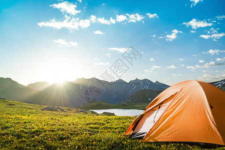在山上露营的旅游帐篷图片