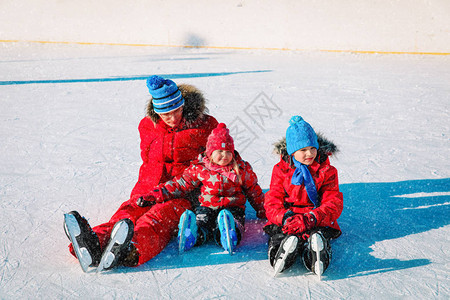 在冬季家庭活动和积极生活方式中图片