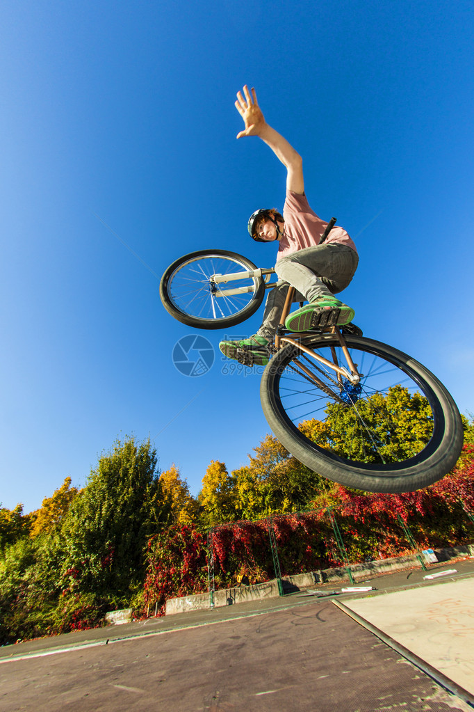男孩骑着他的土自行车乘图片