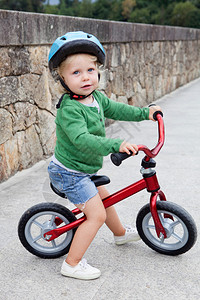 小孩在街上骑自行车图片