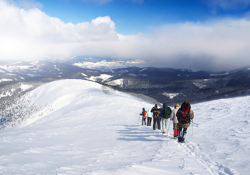 雪山上的旅游团图片