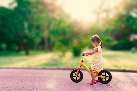 小女孩在公园里学会骑平图片