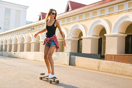 暑假极端和人的概念快乐的女孩在城市街道上图片