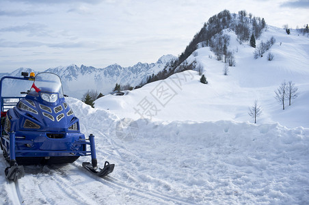 雪山前的雪地摩托图片