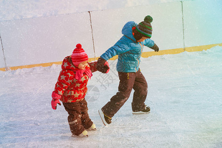 男孩和女孩学会一起滑冰图片