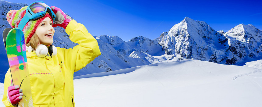 滑雪冬季游乐可爱的滑雪女图片