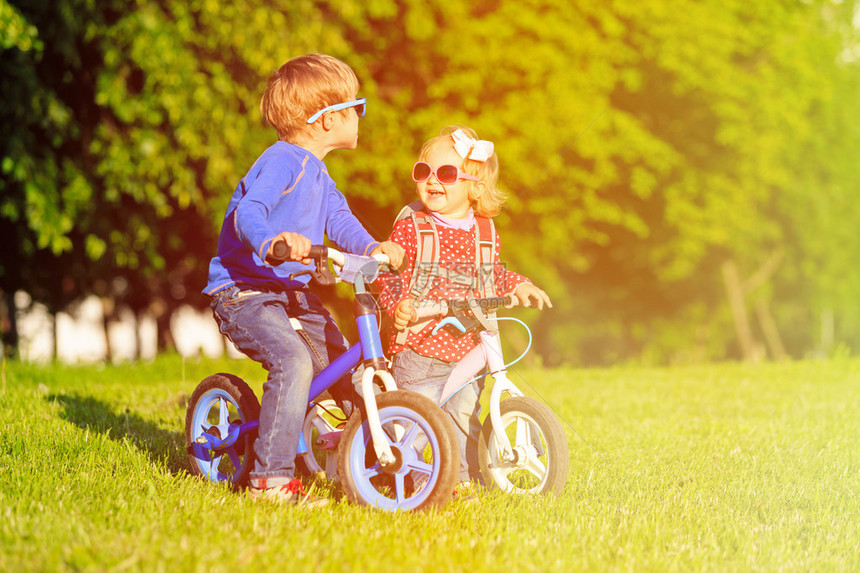 在夏日公园骑自行车的小男孩和图片