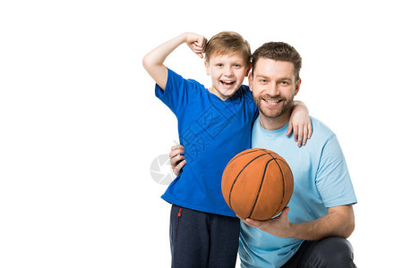 带着微笑的父亲和孩子准备打篮球男孩展示他图片
