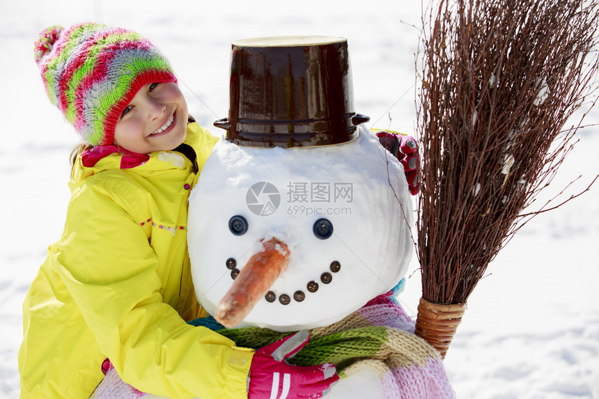 冬季乐趣可爱的女孩享受冬假快乐的图片