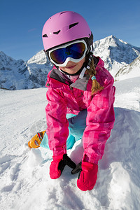 滑雪地阳光和冬季乐趣可爱的滑雪者高清图片