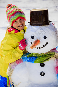 冬季乐趣可爱的女孩享受冬假快乐的图片