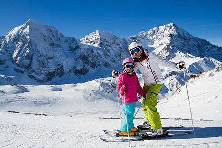 冬天滑雪和太阳享图片