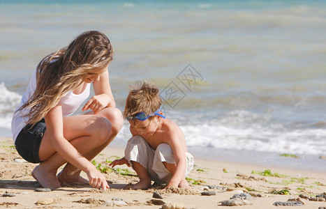 沙滩上玩耍的母子图片