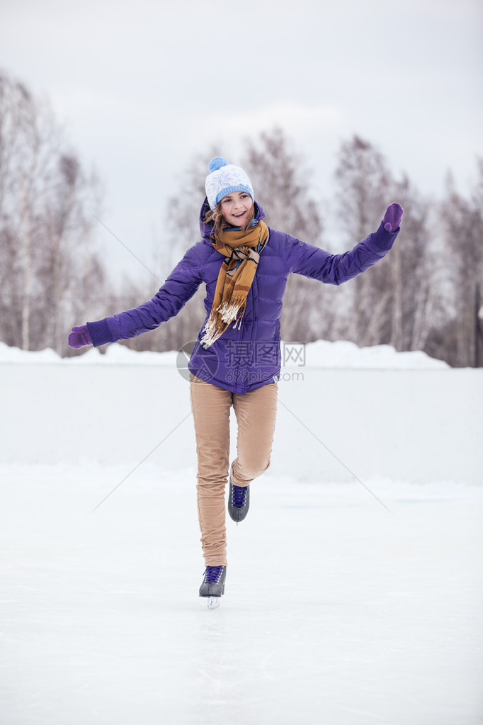 滑冰女孩年轻女子在冰上滑冰与花样滑冰图片