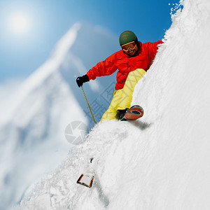 滑雪滑雪者在新鲜的粉雪中自由骑行图片