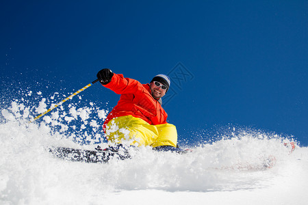 滑雪滑雪者在新鲜的粉雪中自由滑行背景图片
