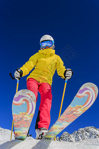 滑雪滑雪者阳光和冬天的乐趣享受滑图片