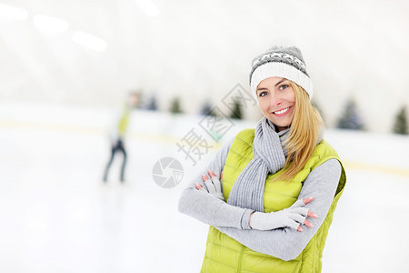 溜冰场上幸福女人的照片图片