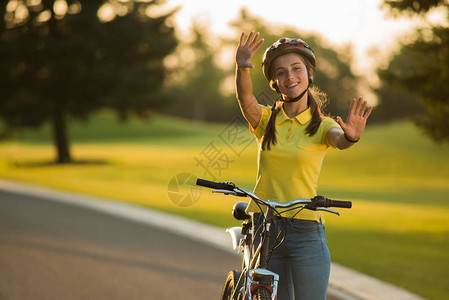 年轻快乐活跃的自行车女人在户外玩得开心图片
