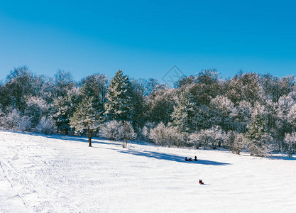 高加索山丘区滑雪胜地的冬季风景图片